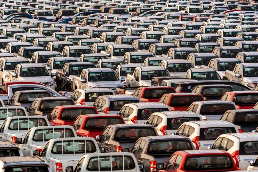 Neue Autos in einer Reihe geparkt